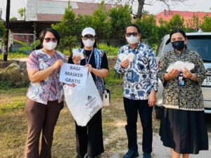 Dosen IAKN Palangka Raya Bagikan Masker kepada Pengguna Jalan sebagai Wujud Pengabdian dan Kepedulian
