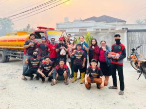 Dosen IAKN Palangka Raya Berbagi untuk Pejuang Pemadam Api di Tengah Kepungan Asap
